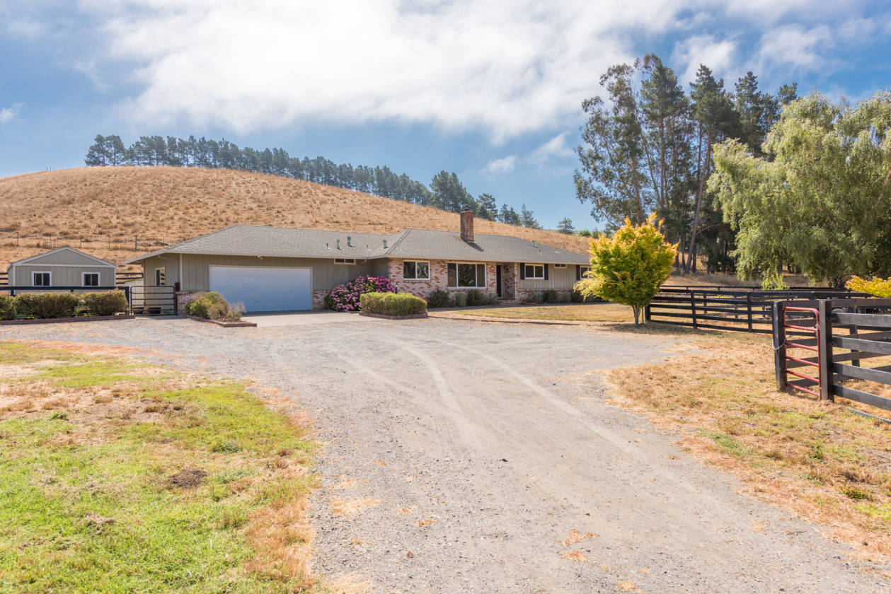 Beautiful Valley Ford Ranch on 12 Acres just minutes from... Valley