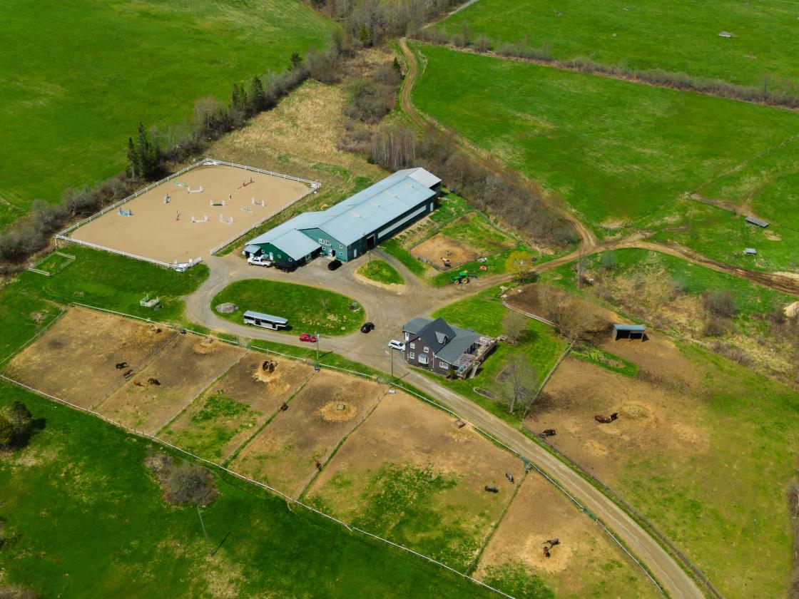 House, Loft, Arena & 17 Stall Barn - photo 1