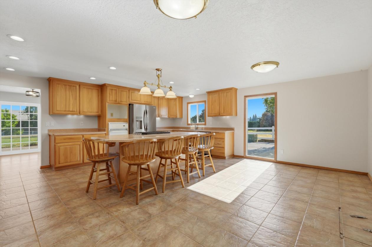Dividable! Home, Shop & Barn w/Indoor Arena! - photo 11