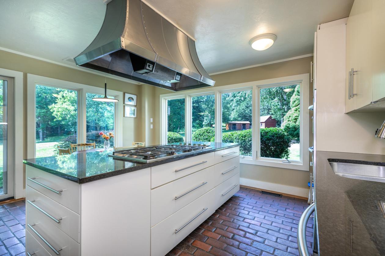 Secluded contemporary with new horse facilities - photo 13