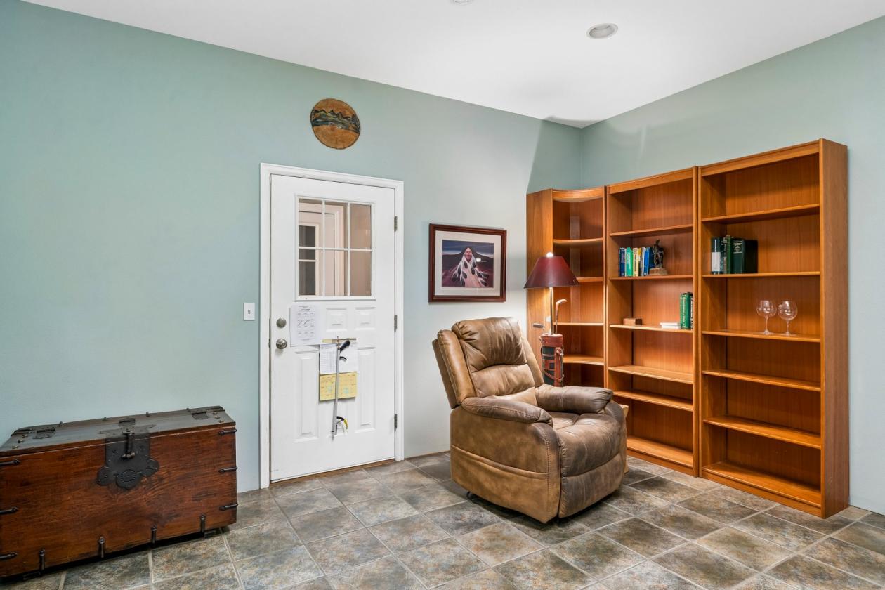 Remarkable horse property with beautiful pasture - photo 27