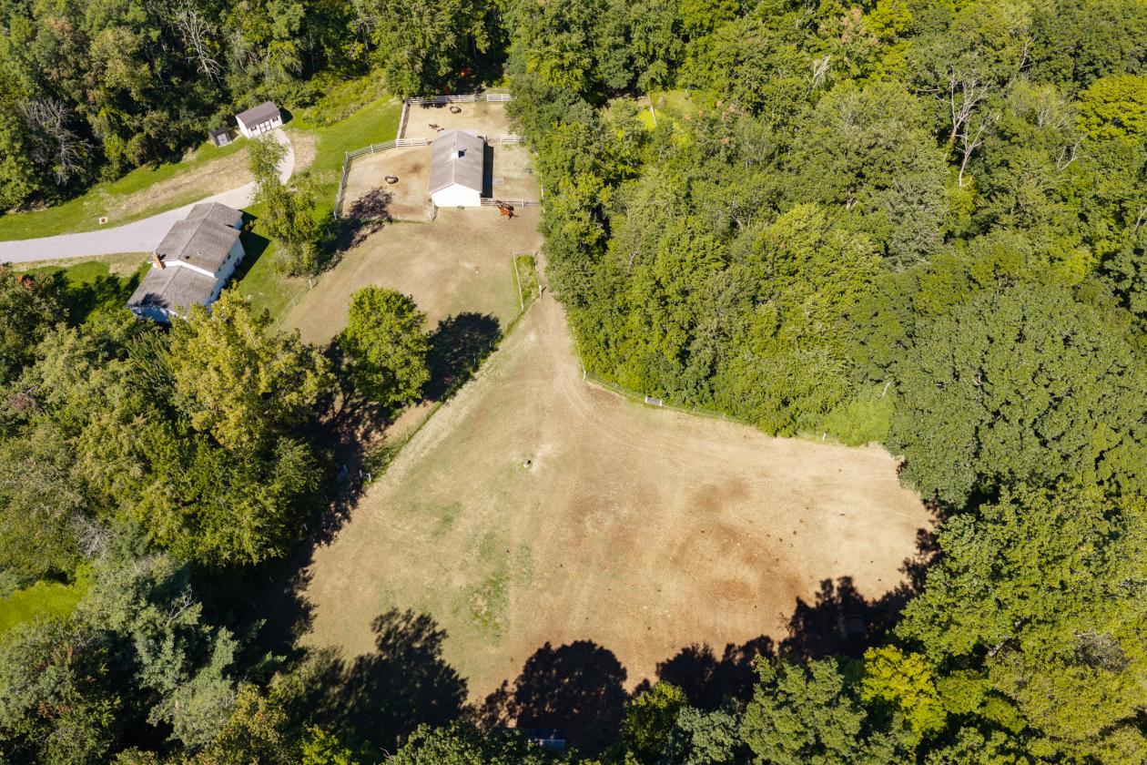 Impeccably kept horse property w/central location - photo 9