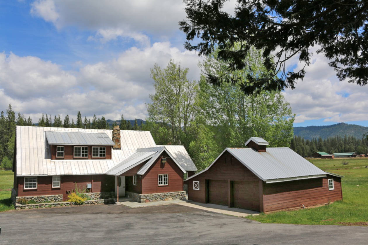 180 acre ranch with four homes and a river runs... Cromberg, Plumas