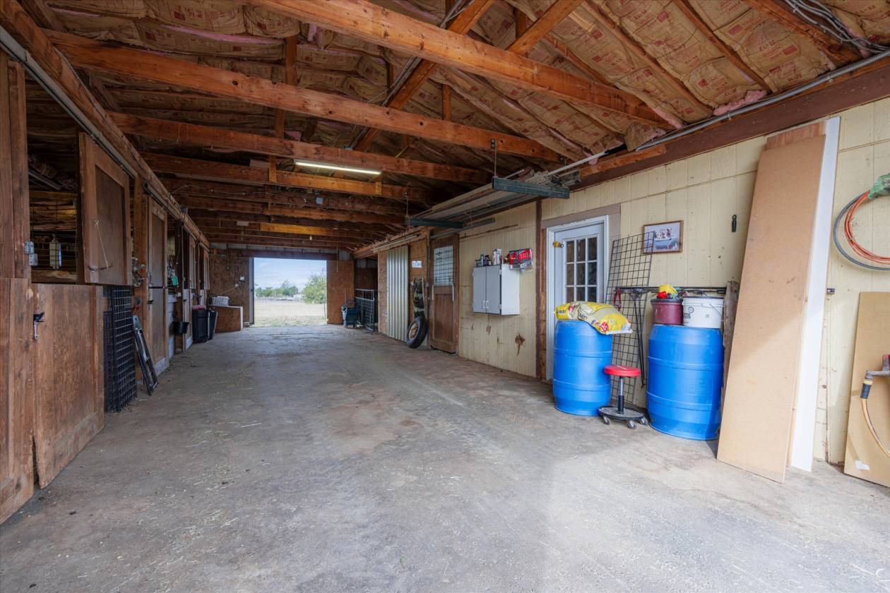 T Lazy J -Roping Arena, 6-Stall Barn & Custom Home - photo 19