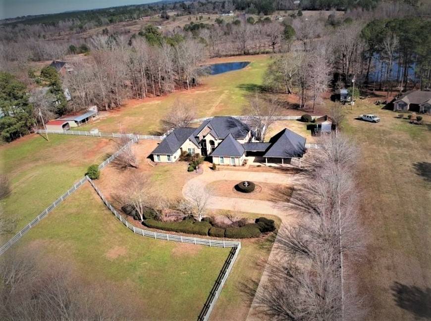 Maybe now is the time for country life. Seale, Russell County