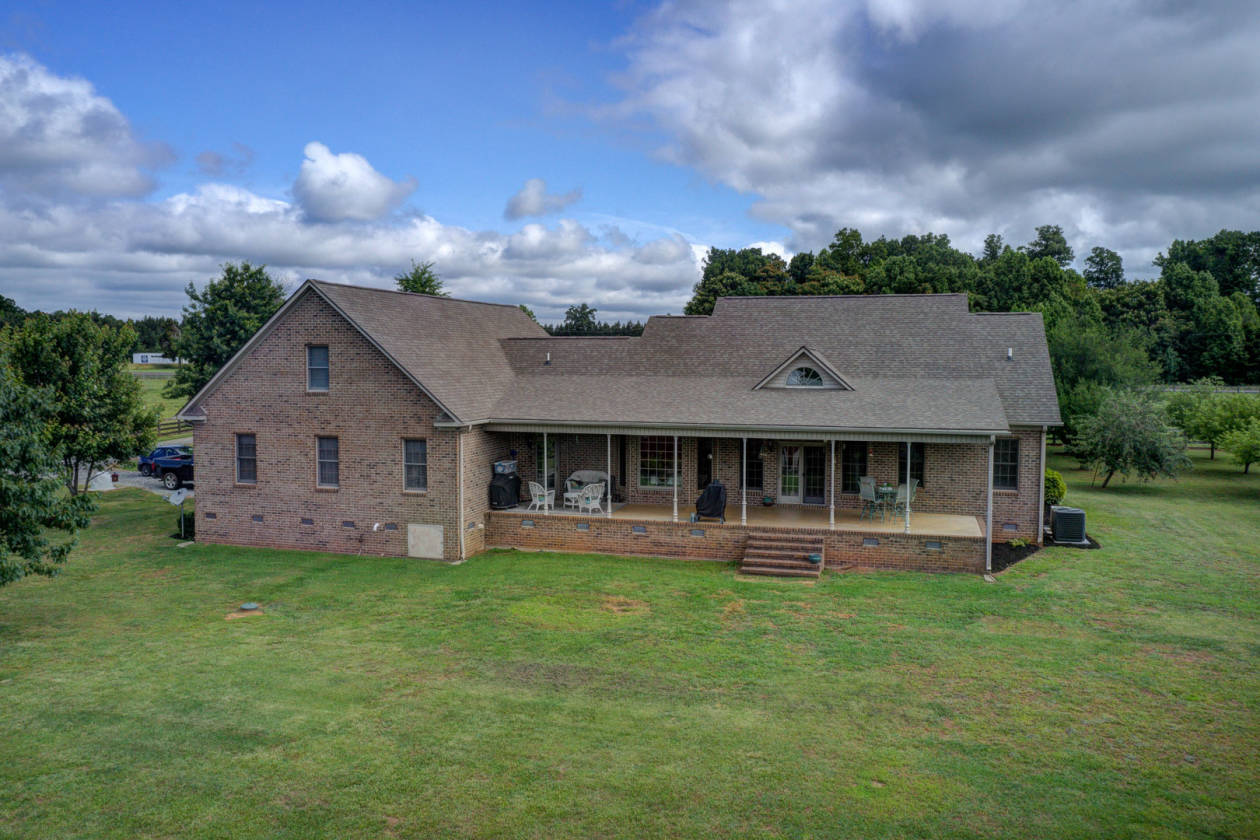 to Longview Farm a turnkey horse farm Elon, Caswell County