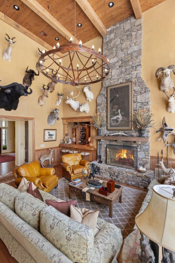 Luxury Equestrian Estate Bordering National Forest - photo 12
