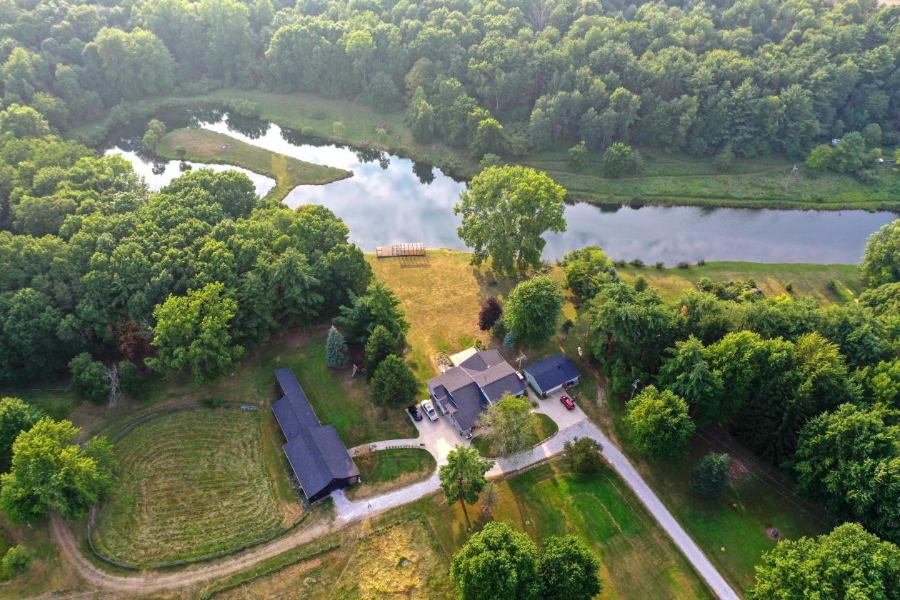 Gorgeous equestrian estate on 34.5 acres - photo 1