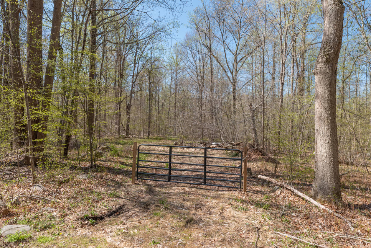 Beautiful horse property 4 stall barn ring and... Killingworth