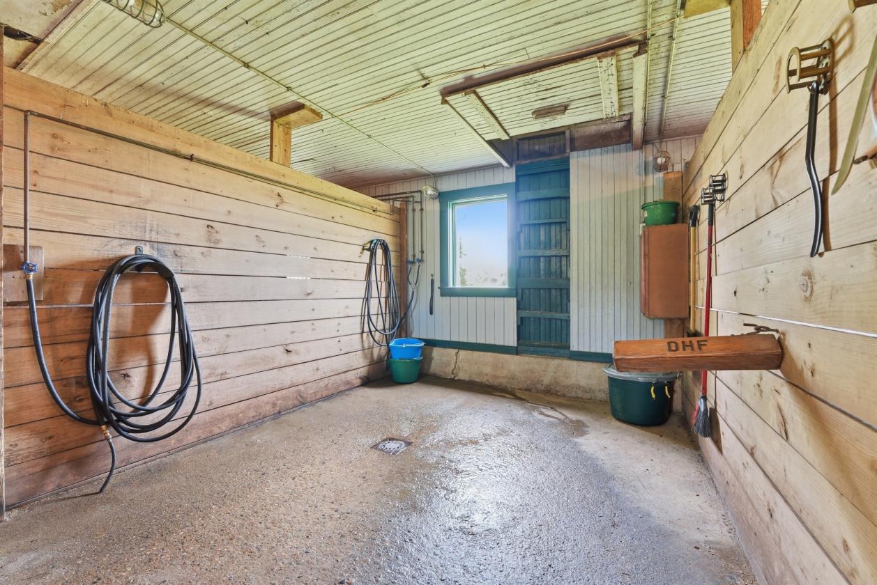 Horse farm with indoor arena & distant views - photo 20