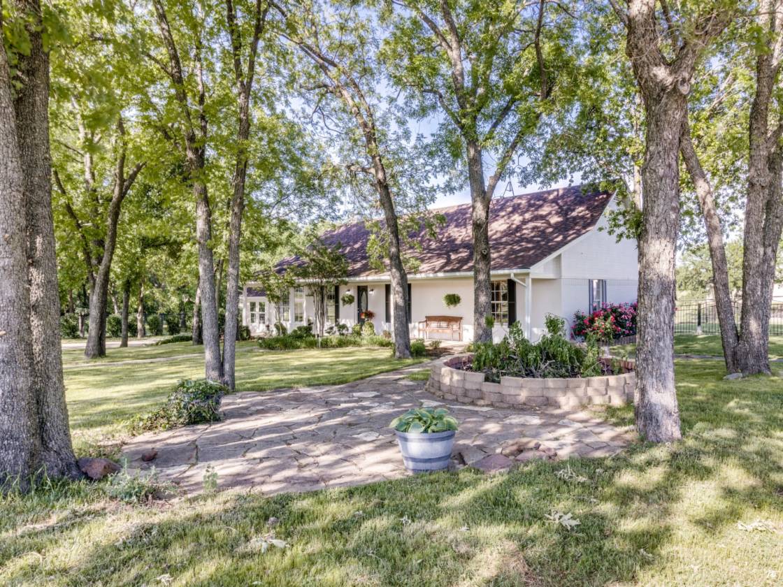 Equestrian's dream property in desirable location just north of Dallas