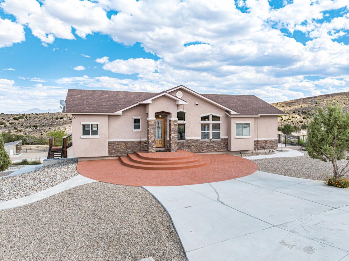Masterfully crafted equestrian estate for sale. - photo 2
