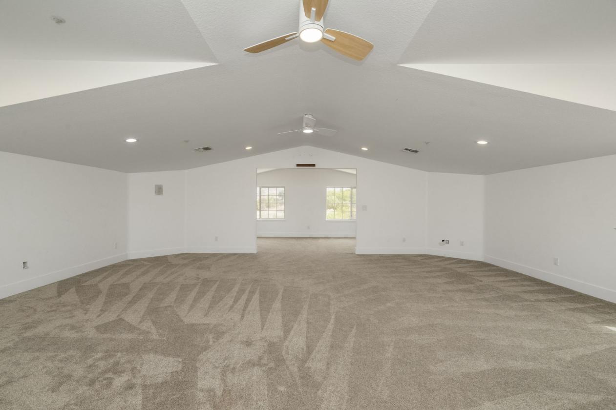 Expansive 5-Acre Estate - photo 16