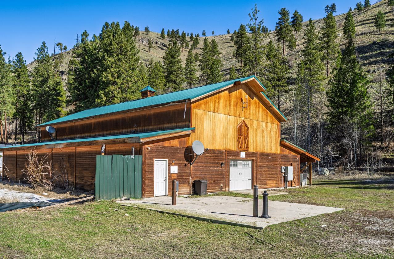 Secluded equestrian estate bounded by nat forest - photo 3