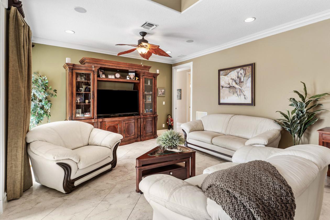 Spectacular 20-Stall Equestrian Estate on 6.34 Ac - photo 13