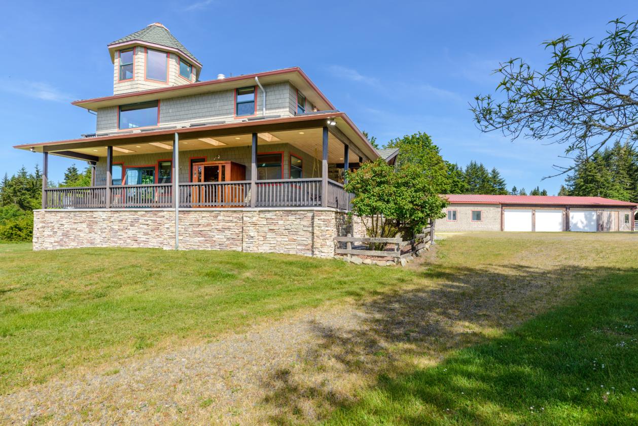Luxury Equestrian Estate w/Beautiful Water Views - photo 2