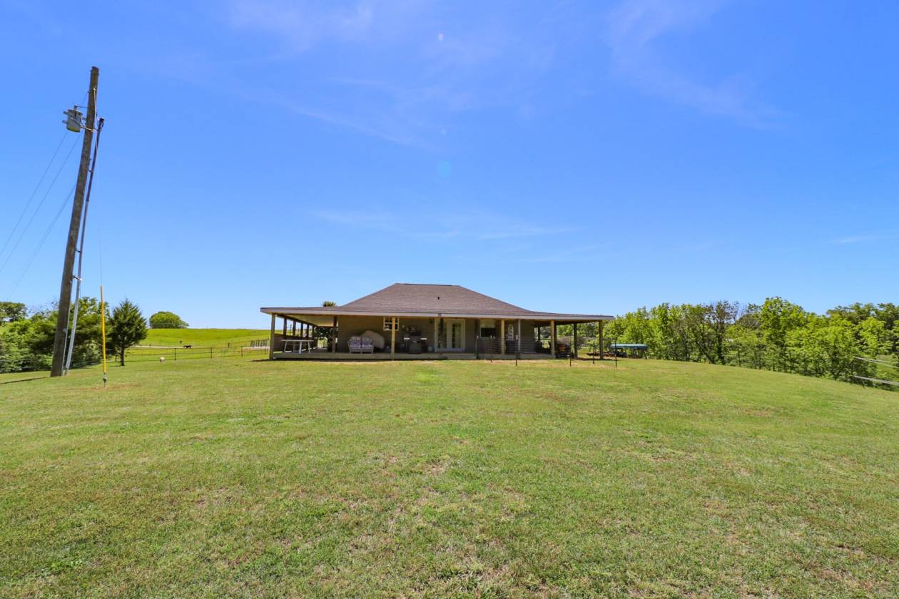 KENTUCKY HORSE FARM FOR SALE, WITH COUNTRY HOME & BARN in NANCY KY