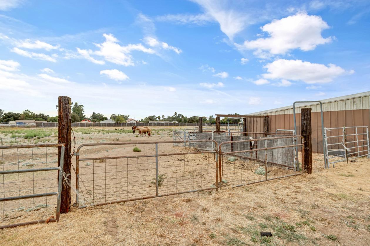 Horse Property with Owned Solar Close to City - photo 23