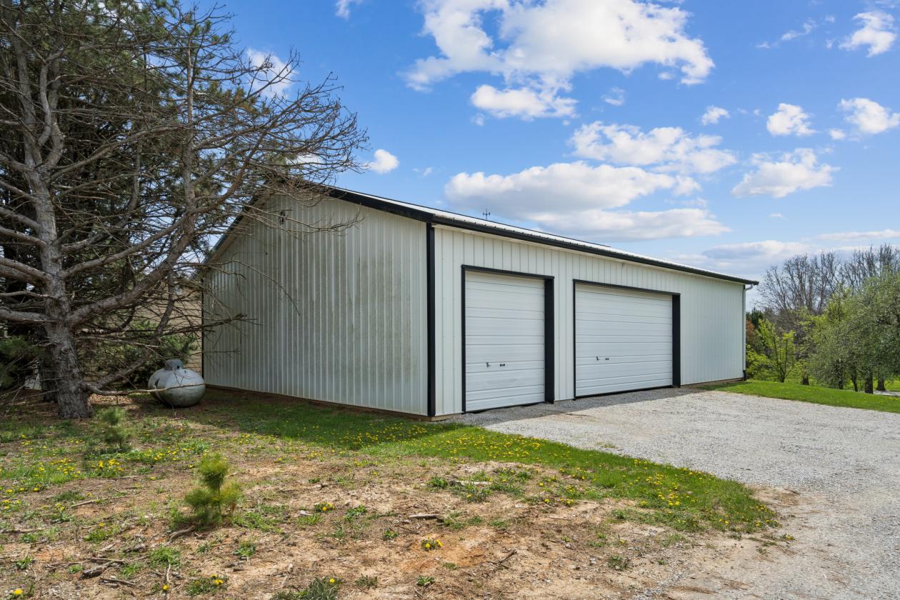 Beautiful Horse Farm with Indoor and Outdoor arena - photo 22