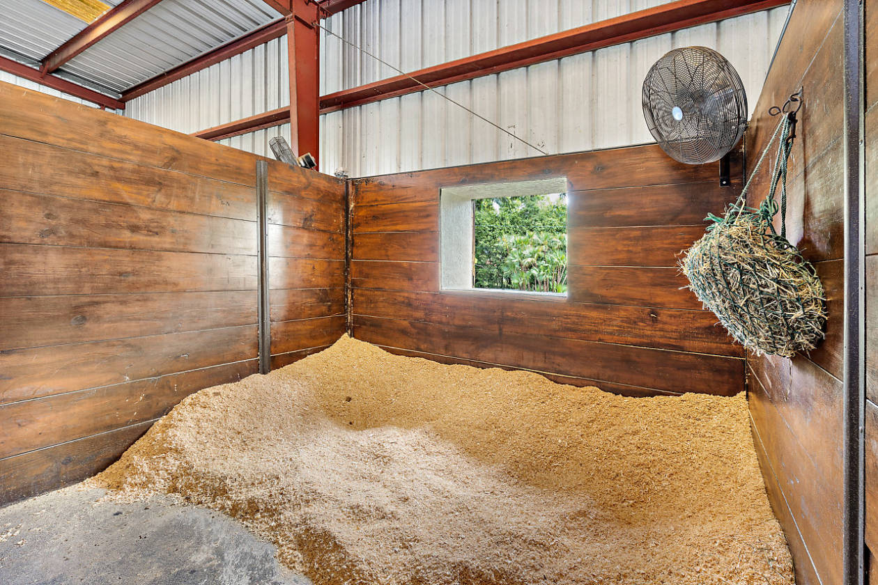 WELLINGTON EQUESTRIAN ESTATE WITH HOUSE AND BARN Wellington, Palm Beach County, Florida