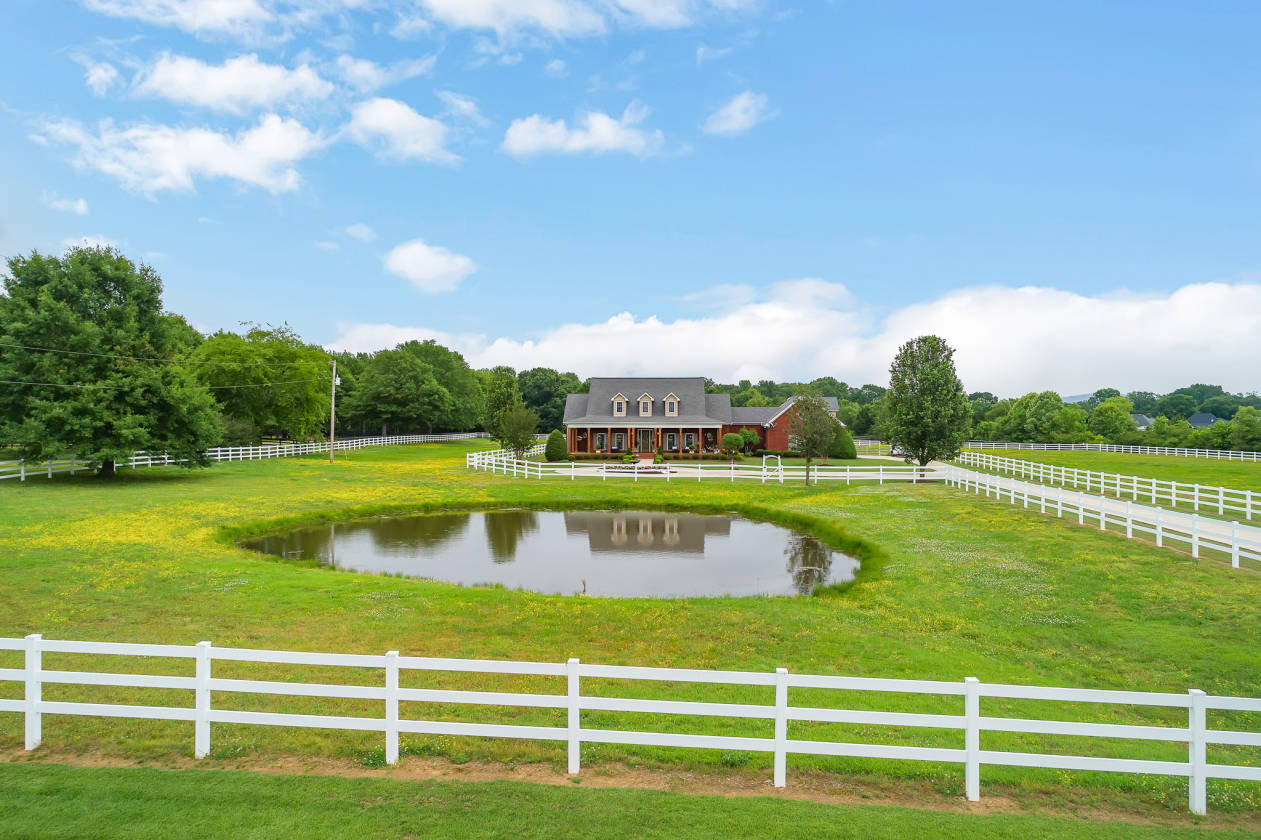 Professionally designed equestrian estate home near Hampton Cove