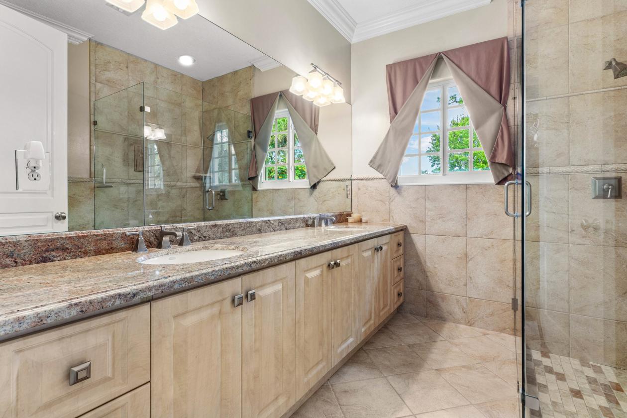 Spectacular 20-Stall Equestrian Estate on 6.34 Ac - photo 19