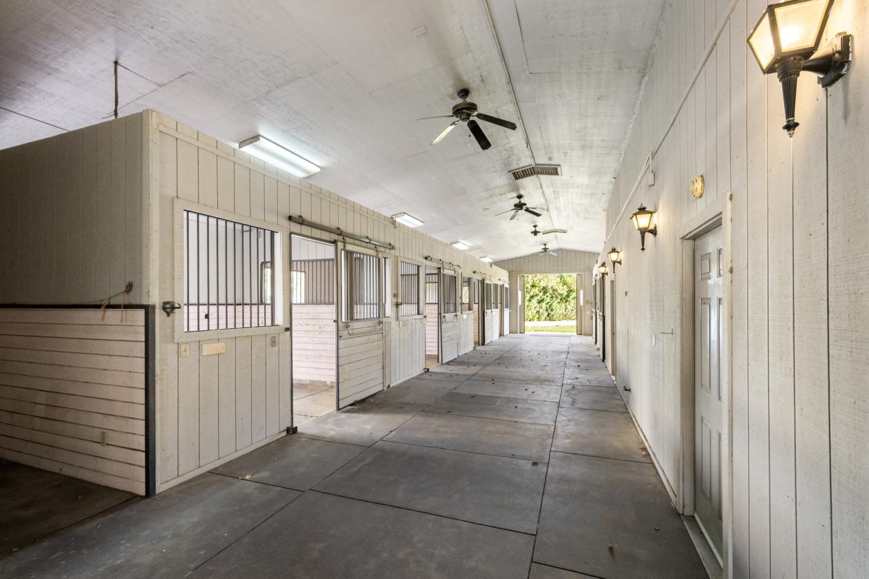 Beautiful equestrian compound on 9.29 acres - photo 25