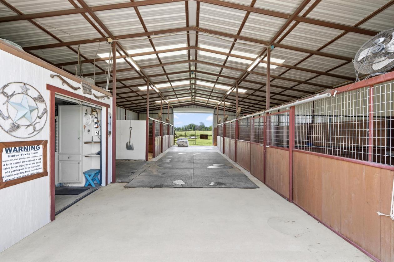 Luxury equestrian estate with a covered arena - photo 5