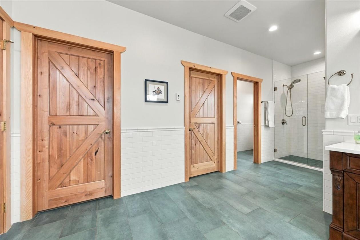 Bring Horses to gorgeous views and custom home! - photo 20
