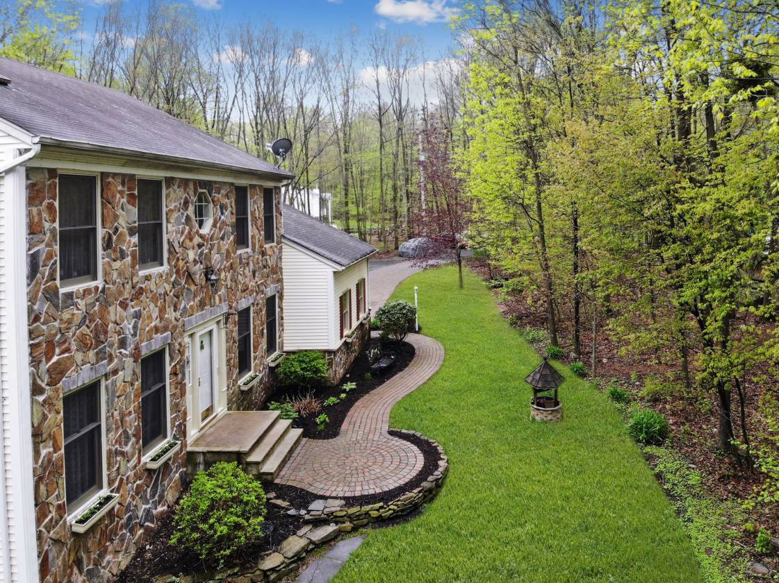 IDYLLIC 9 ACRE HORSE FARM COMPLETE WITH 6 STALL MORTON... Wantage