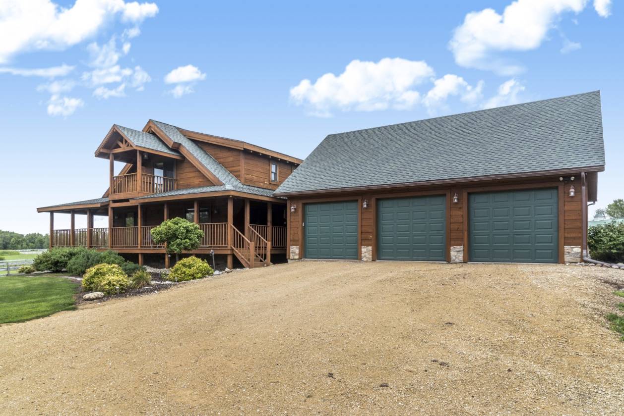 Full Tennessee Heritage Log Home, Cleary Barn, & Fenced Pastures