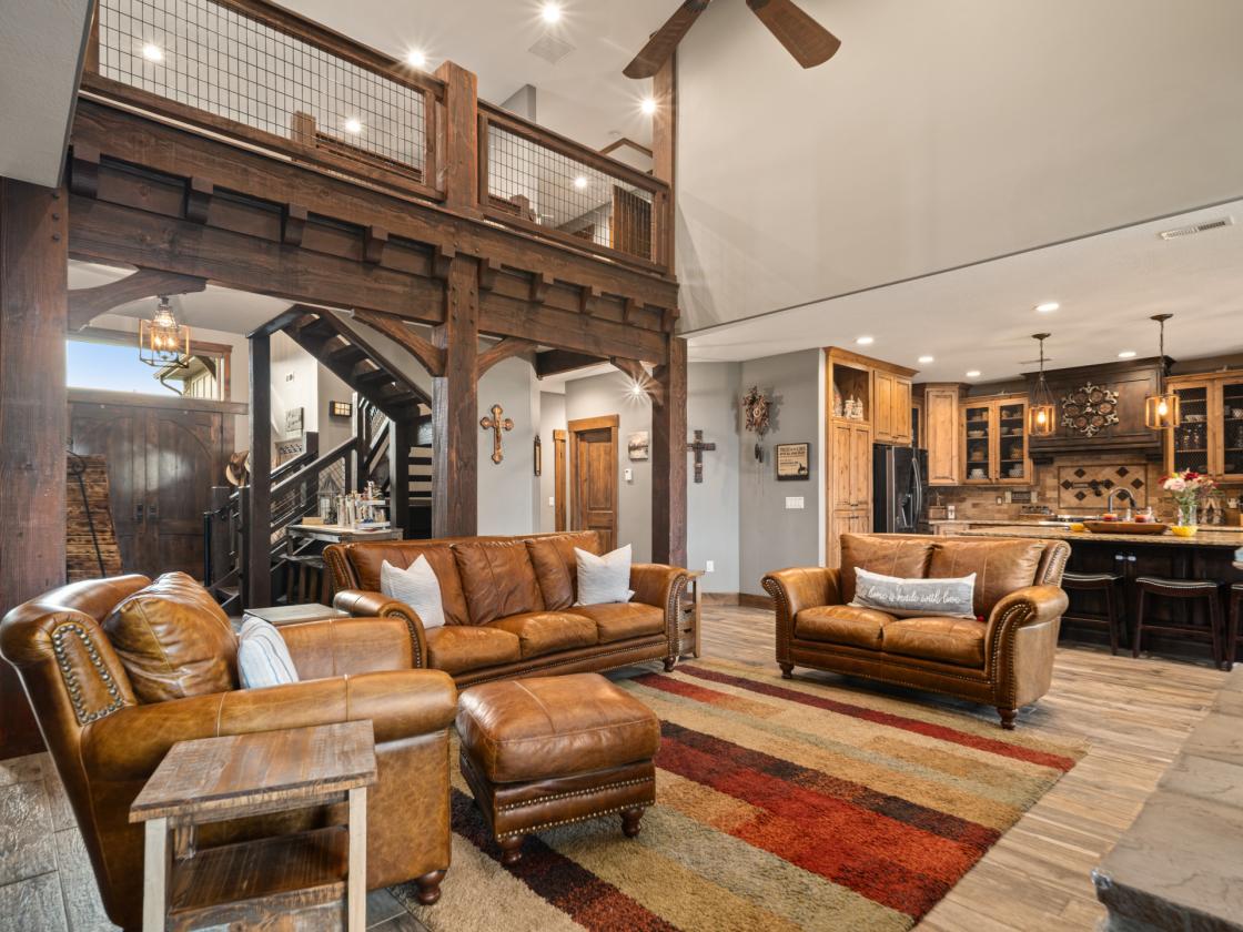 Luxury home & 4 stall barn, w/turnout on 2.5 acres - photo 4