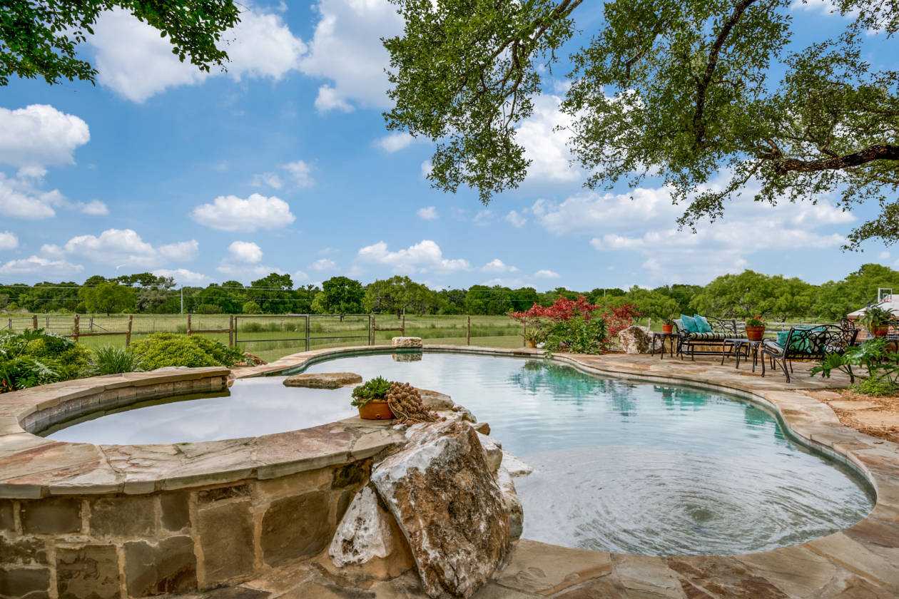 Amazing private 12 acres conveniently located in Fair Oaks Ranch