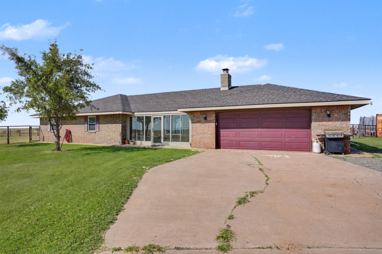 HOME ON 2.61 ACRES WITH HORSE PEN - photo 4