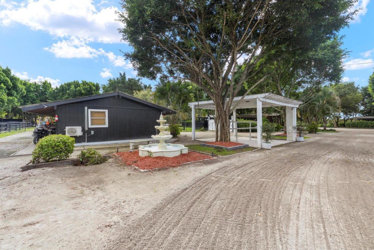 Horse Farm 11 Acres w/ 50 Stalls + groom cottages - photo 23