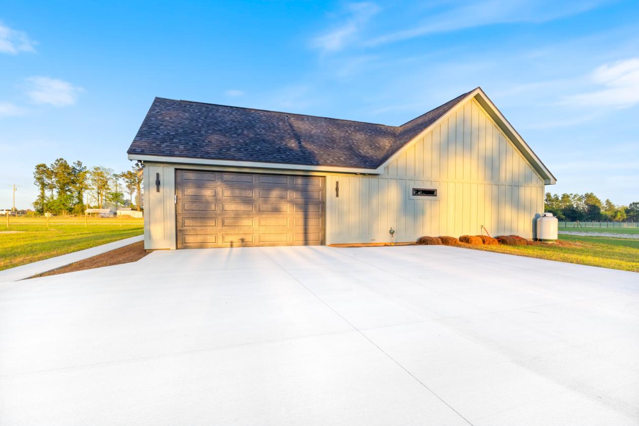 2 Acres - New Custom Home - 40X40 Barn - photo 5