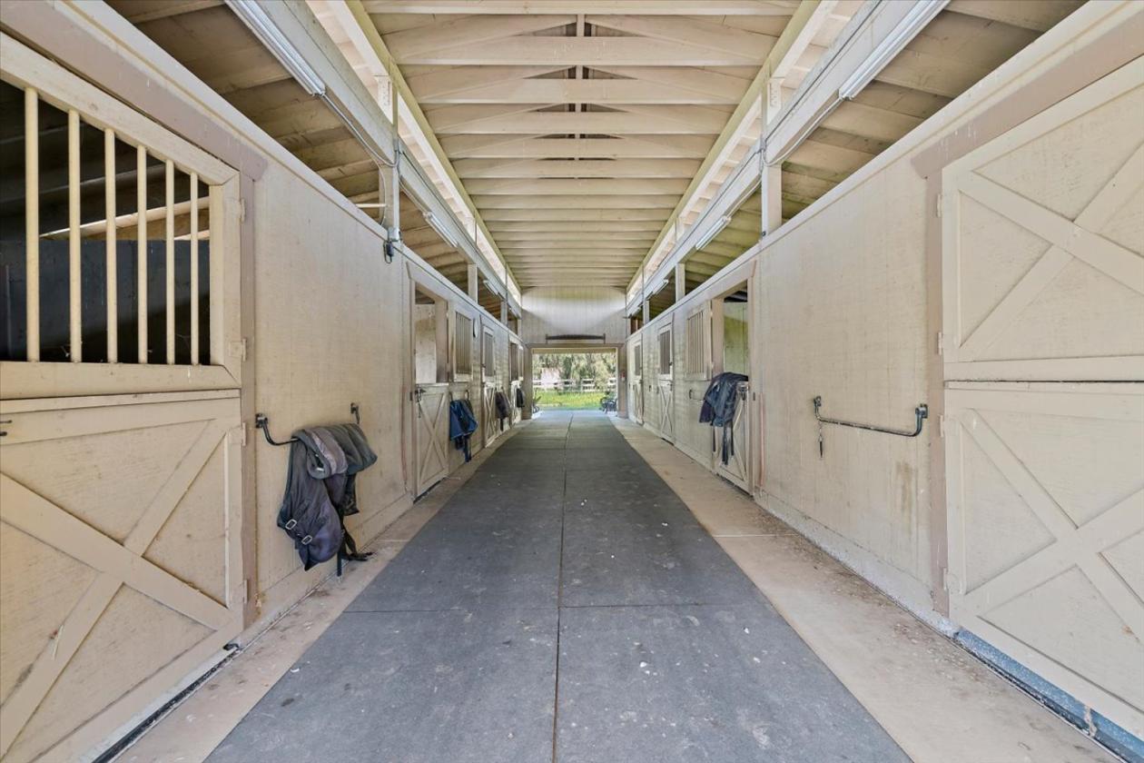 Spectacular, Private Horse Facility - photo 5