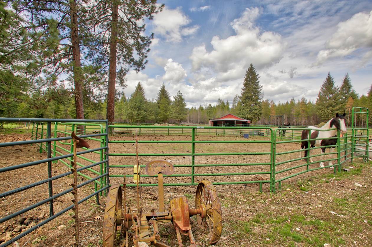 !0 Acre Horse Property with Country Home in Rathdrum N... Rathdrum
