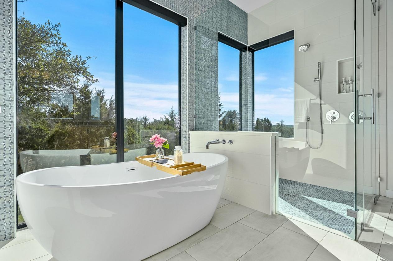 Luxe Estate w/State of the Art Horse Barn, Pond - photo 10