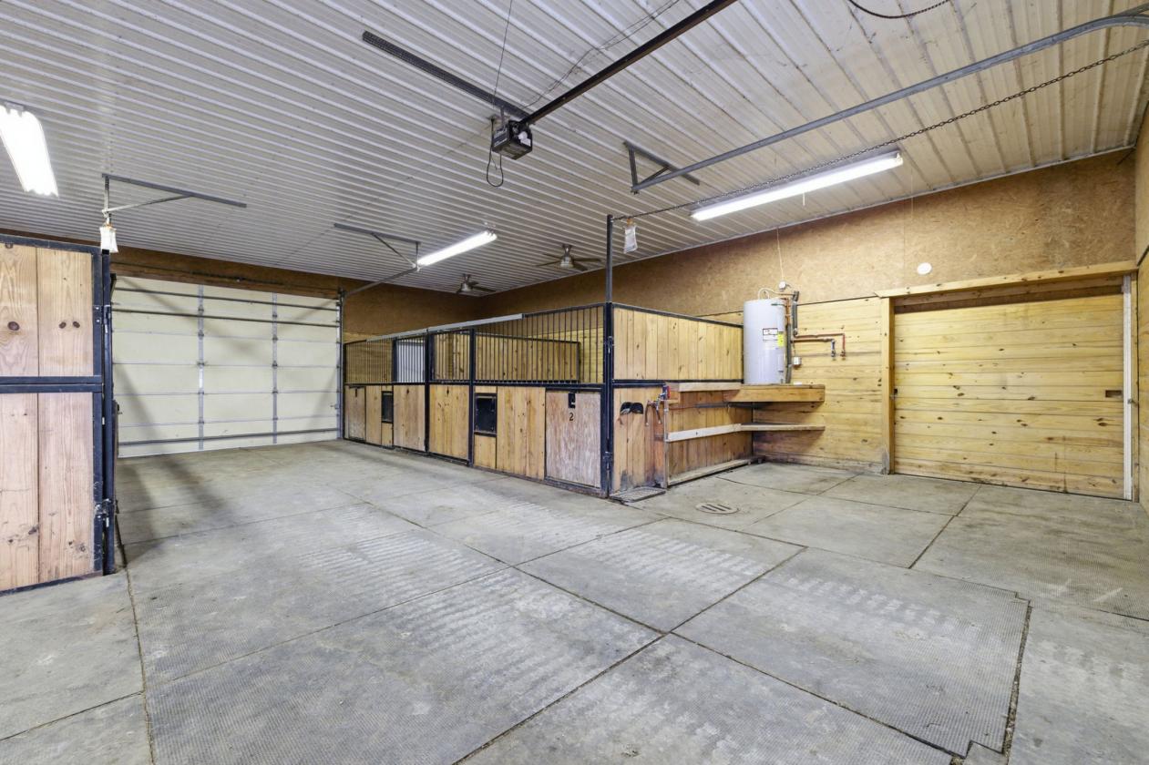 Private horse property with a modern touch! - photo 4