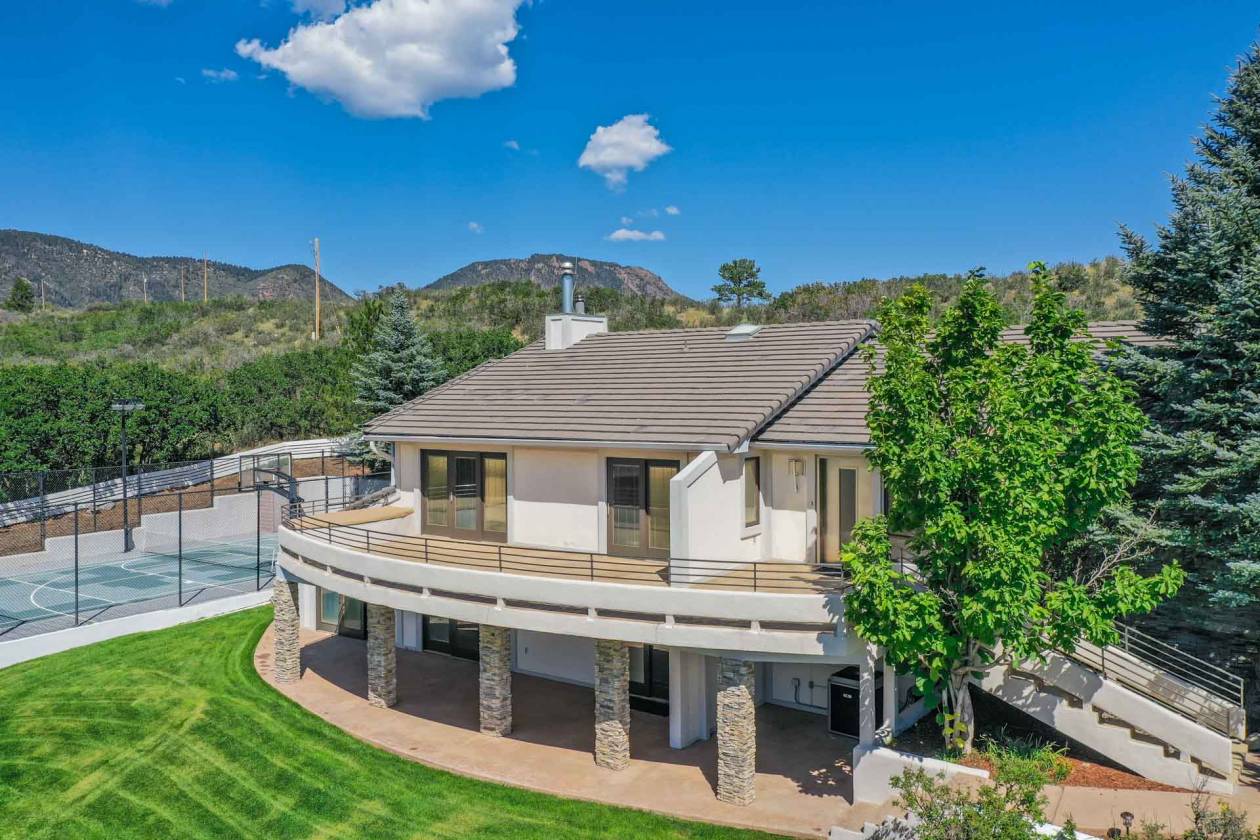 Equestrian Estate with Luxury Contemporary Home & Indoor Riding Arena - photo 25