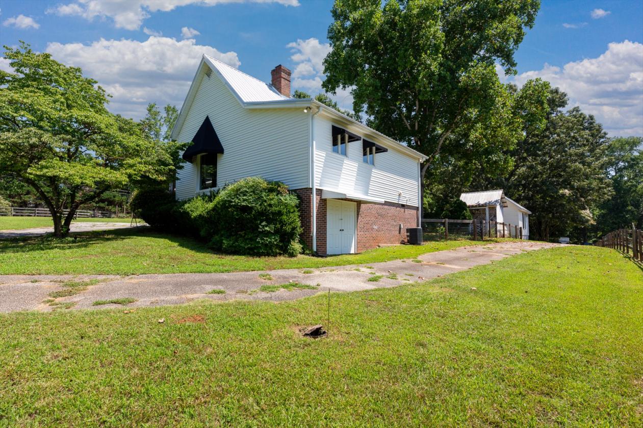 Gorgeous equestrian estate with 2 homes!! - photo 21