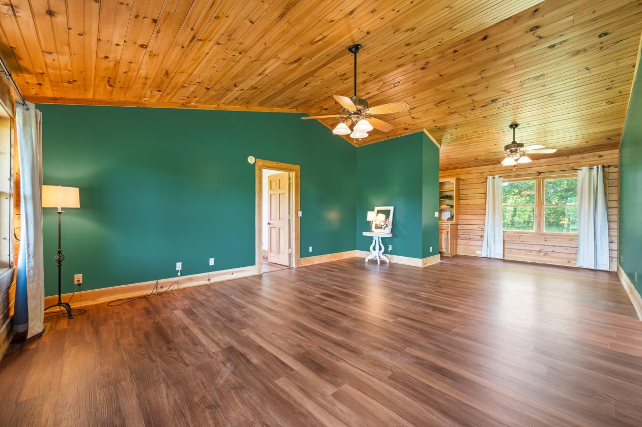 Log cabin nestled on 8.2 picturesque acres - photo 9
