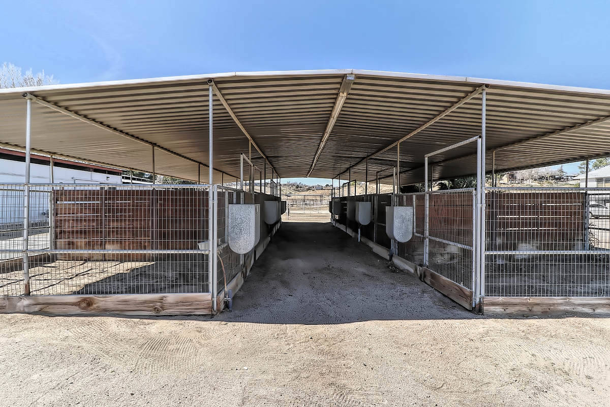Equestrian Estate with 4 Barns, 3 sided covered arena &... Hesperia, San Bernardino County