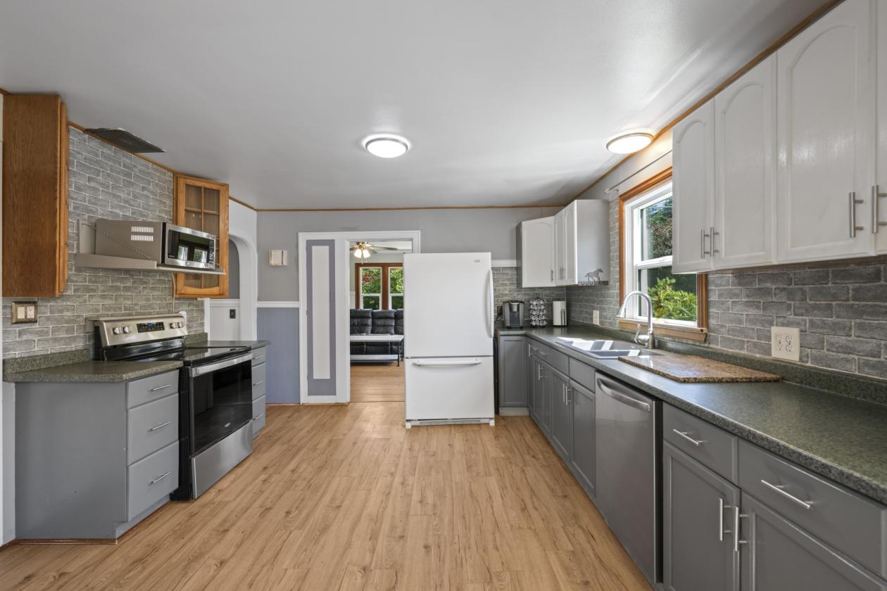 Updated Farmhouse Equestrian Estate - photo 5