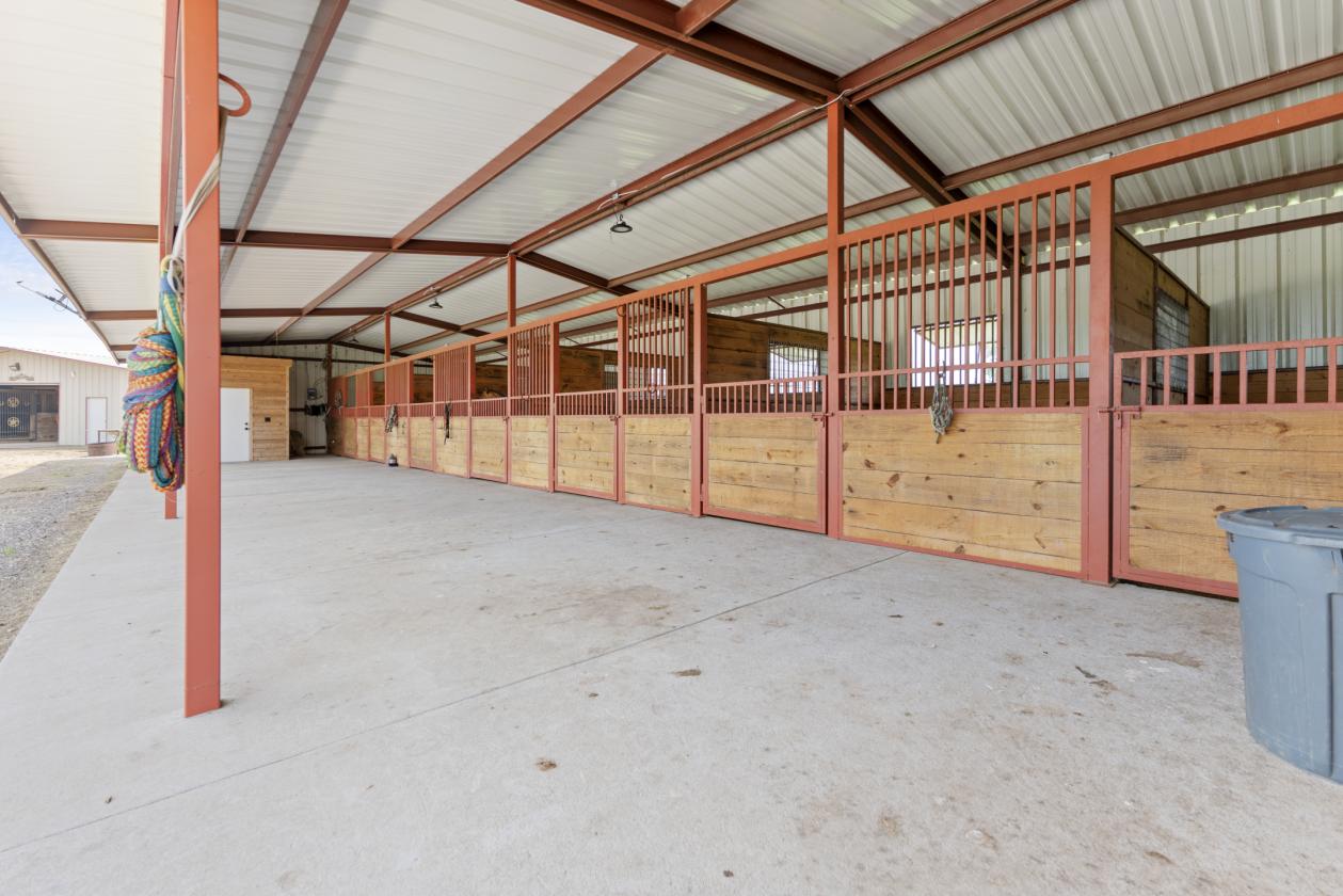 64 ACRE EQUASTRIAN RANCH WITH ARENA IN EAST TEXAS - photo 13