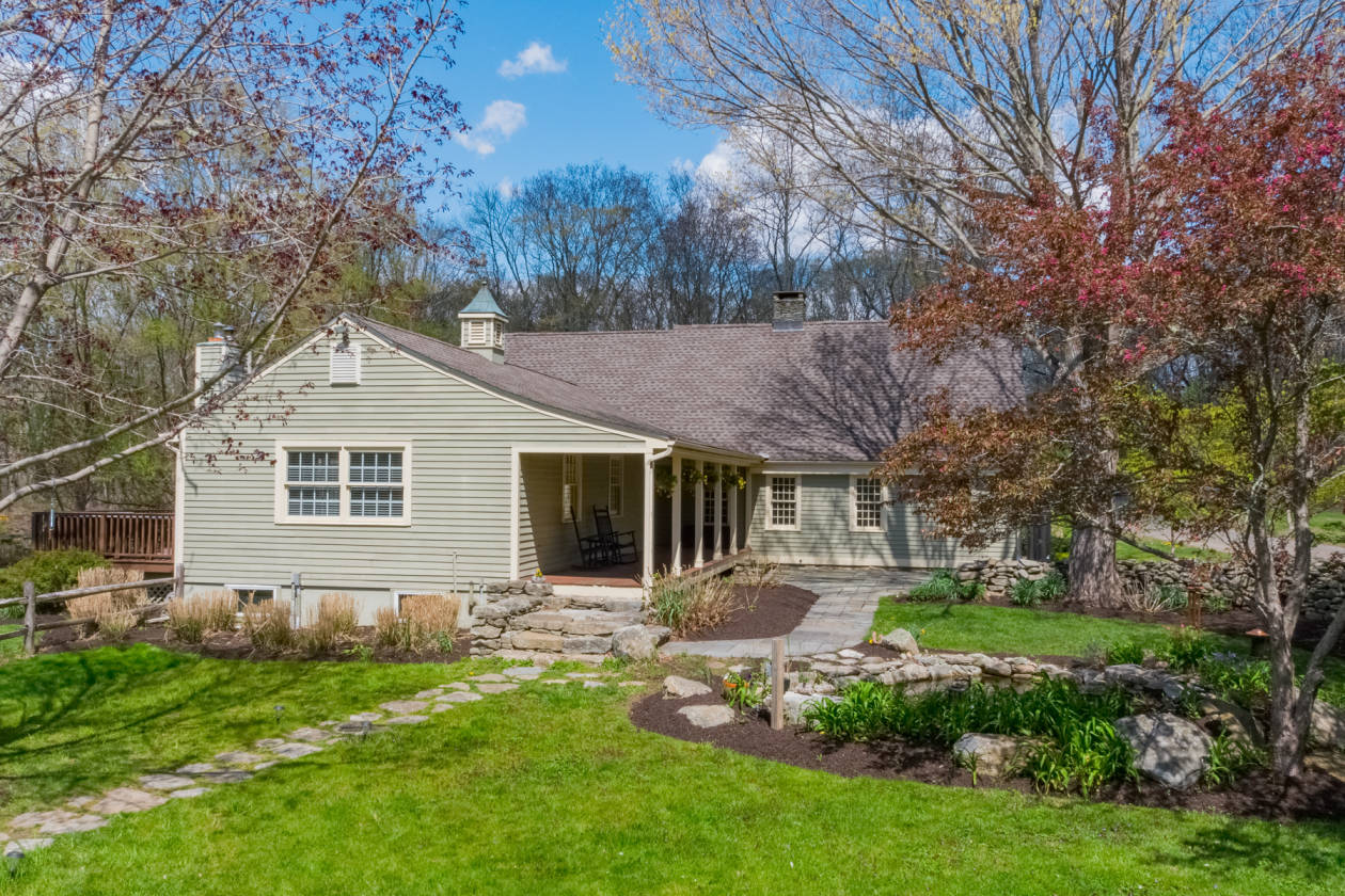 Beautiful horse property 4 stall barn ring and... Killingworth