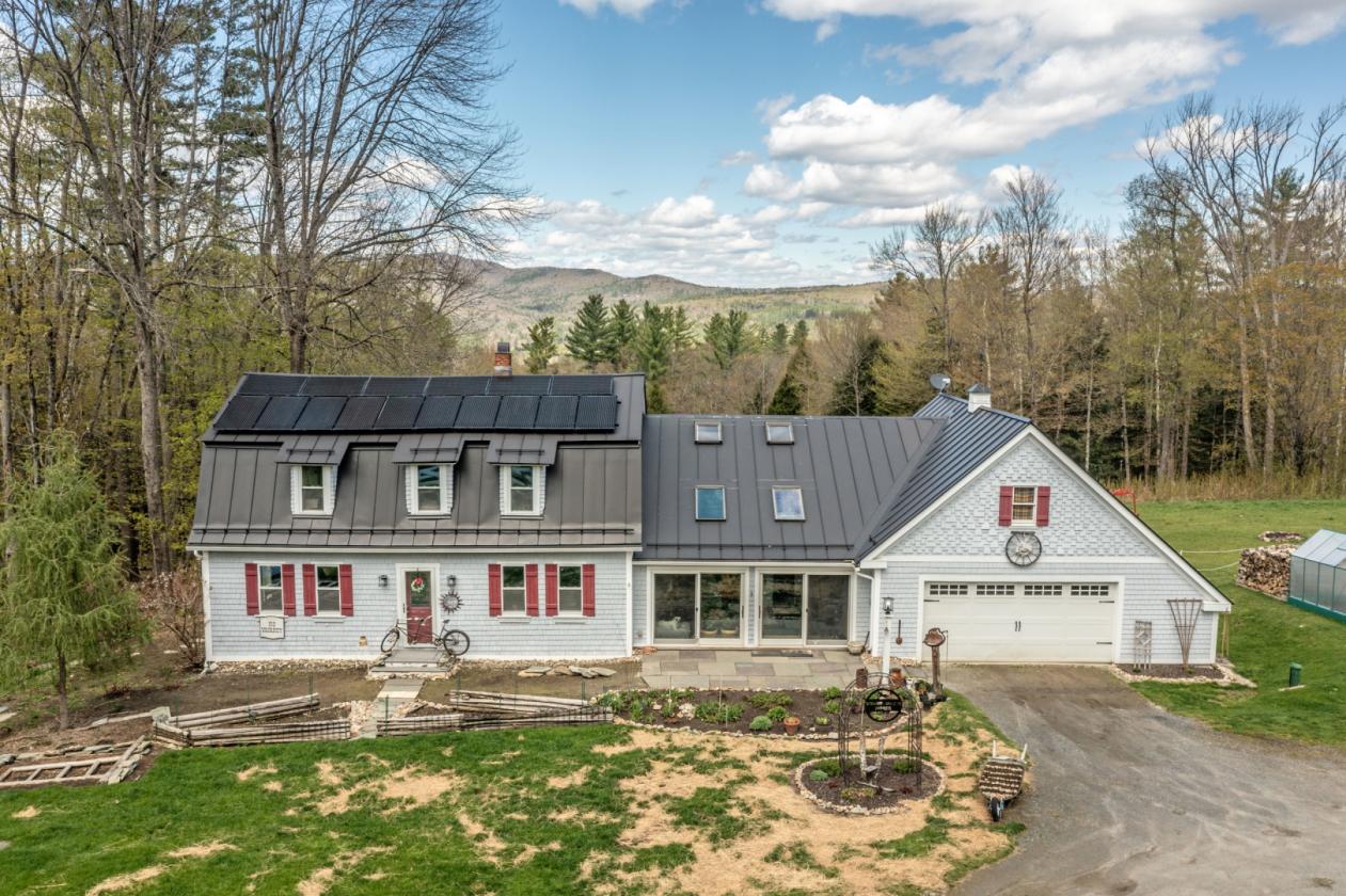 Charming 1914 farmhouse on a private horse farm - photo 2