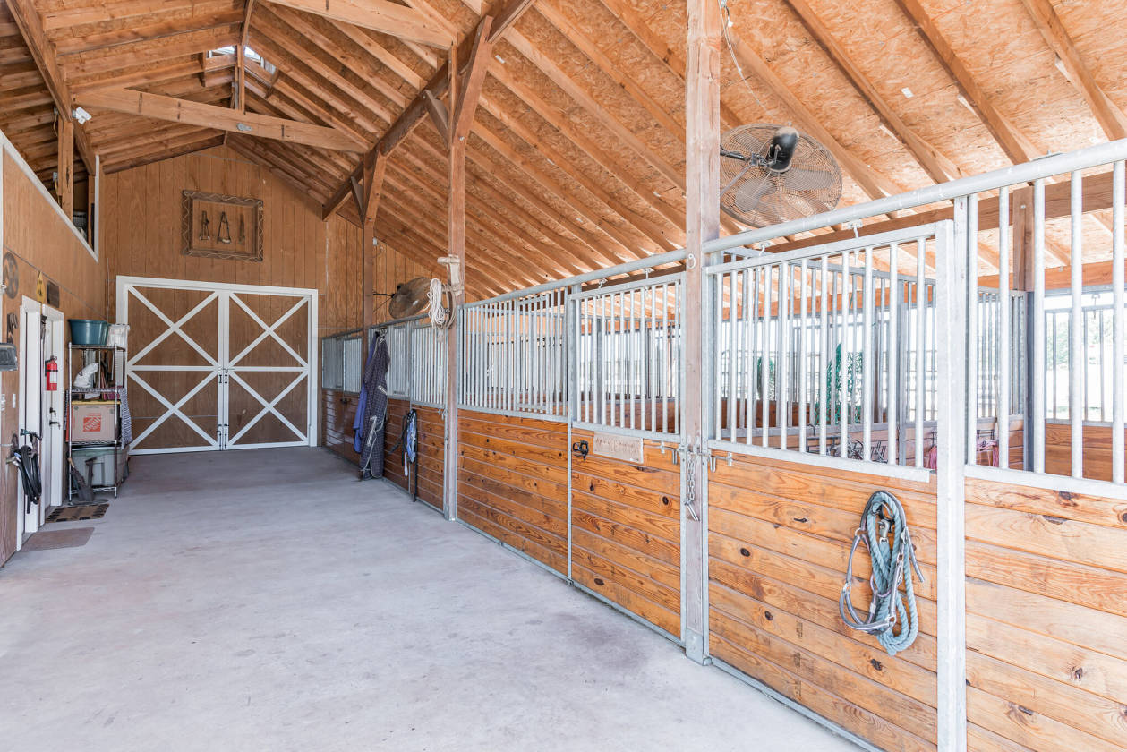 EXCEPTIONAL EQUESTRIAN ESTATE 15 MINUTES TO AUSTIN CITY LIMITS! Buda