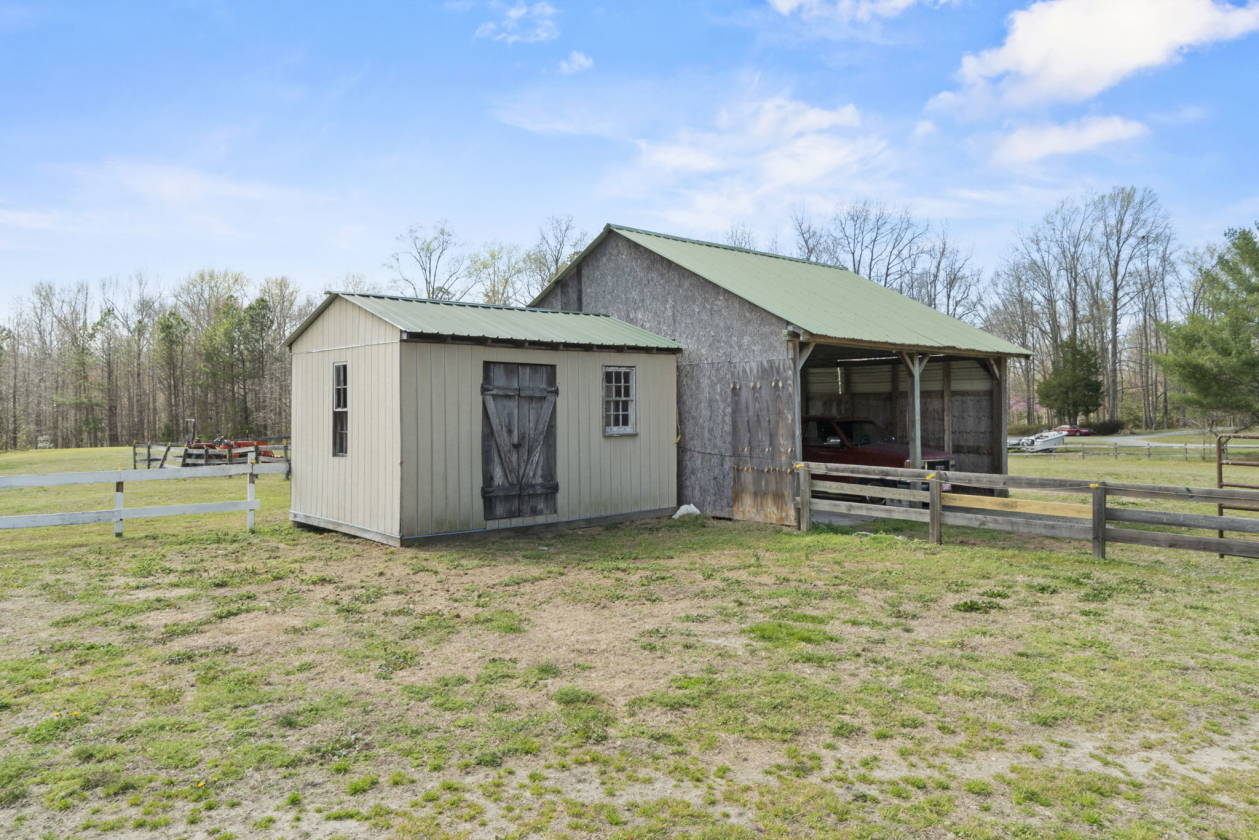 Pre-revoutionary home on a 10-acre horse farm! - photo 27